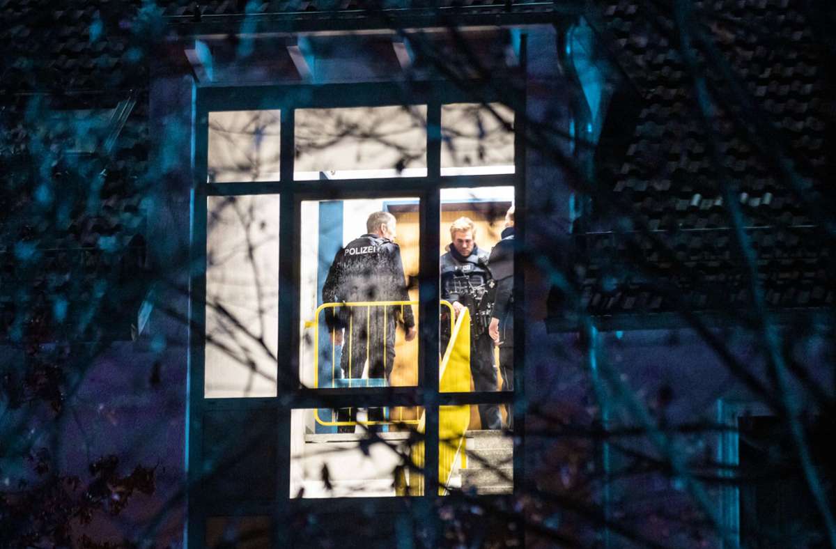 Tatort Beskidenstraße: Polizisten  im Treppenhaus, wo das Drama  begann.