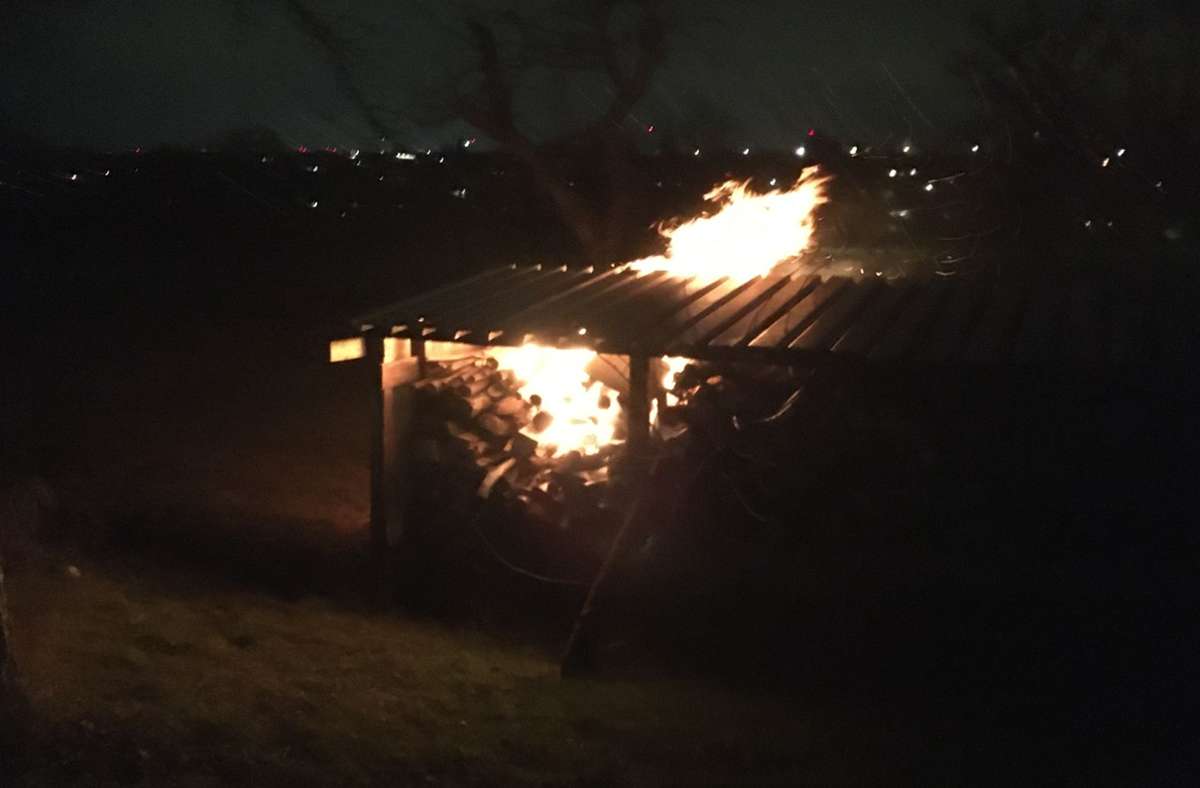 Der Brand am Donnerstagabend am Bockweg in Sielmingen – nicht der erste auf den Fildern. Foto: STZN/Wolf-Dieter Obst