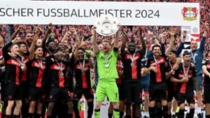 Bundesliga: Um 17.37 Uhr: Bayer-Kapitän Hradecky bekommt Meisterschale