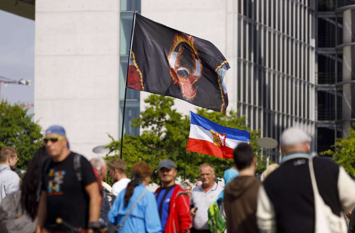 Bewegung Qanon in Deutschland: Sie glauben an einen Buchstaben und die  Verschwörung