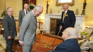 König Charles empfängt Kriegsveteranen