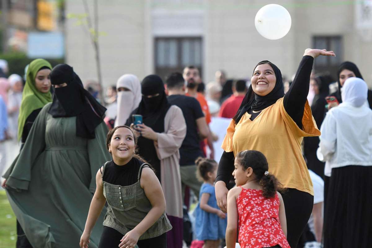 Muslime auf der ganzen Welt feiern das Fest des Fastenbrechens Eid al-Fitr. Das Fest markiert das Ende des heiligen Fastenmonats Ramadan. Foto: Ahmed Hasan / AFP