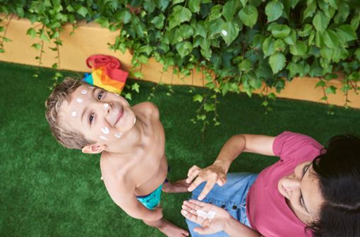 Kinderhaut ist besonders empfindlich. An sonnigen Sommertagen  sollte man sich daher immer mit hohem Lichtschutzfaktor eincremen. Foto: imago/Cavan /Images