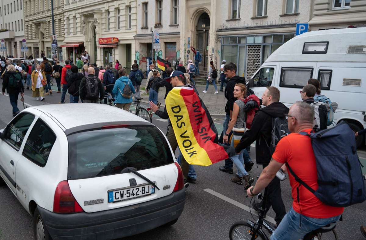 Dennoch wanderten Demonstranten aus Protest gegen die Corona-Politik durch die Straßen Berlins.