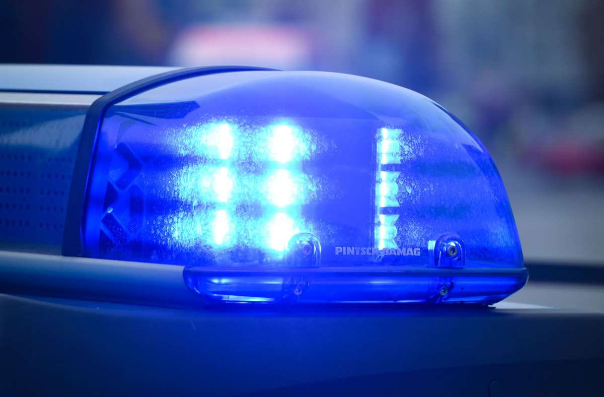 Unfall in Esslingen: 70-Jährige kracht mit Auto in Leitplanken