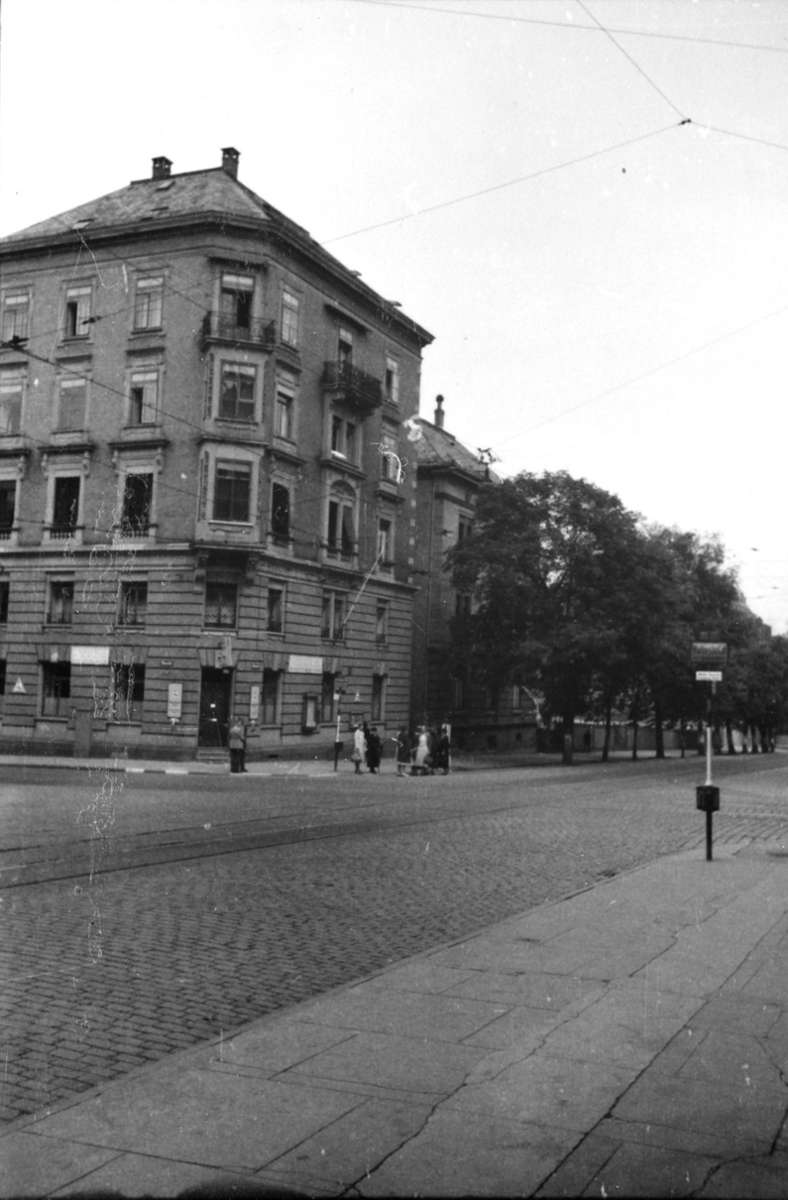 ... das Eckgebäude an der Schwabstraße, in dem man schon damals einkehren konnte. Heute ist im Erdgeschoss das „Ackermann’s“ untergebracht. Dort endet unser Spaziergang durch die Bebelstraße.