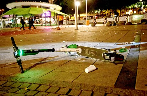Ein E-Scooter liegt umgeschmissen auf dem Marienplatz Foto: Lichtgut/Julian Rettig