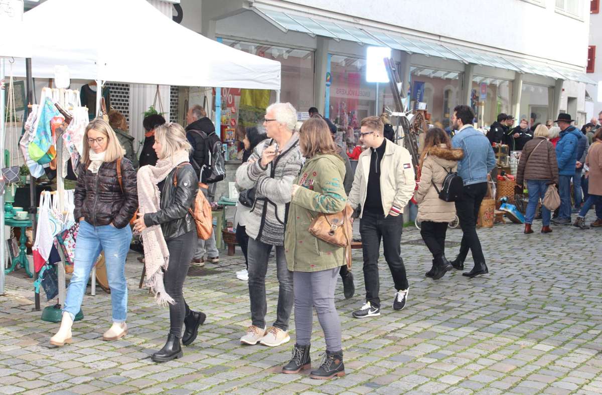 Das Wetter spielte mit und lockte viele Menschen auf den Esslinger Herbstmarkt in die Innenstadt.