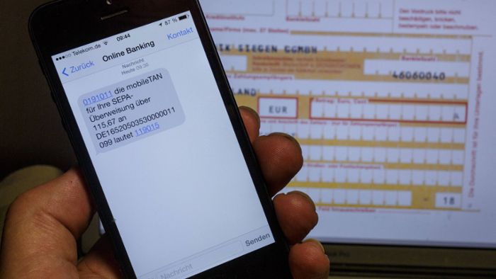 Frau  verliert tausende Euro durch SMS-Betrug