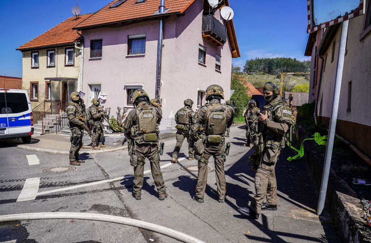 Großeinsatz in Boxberg: SEK-Einsatzkräfte riegeln Stadtteil ab – Beamter durch Schuss verletzt