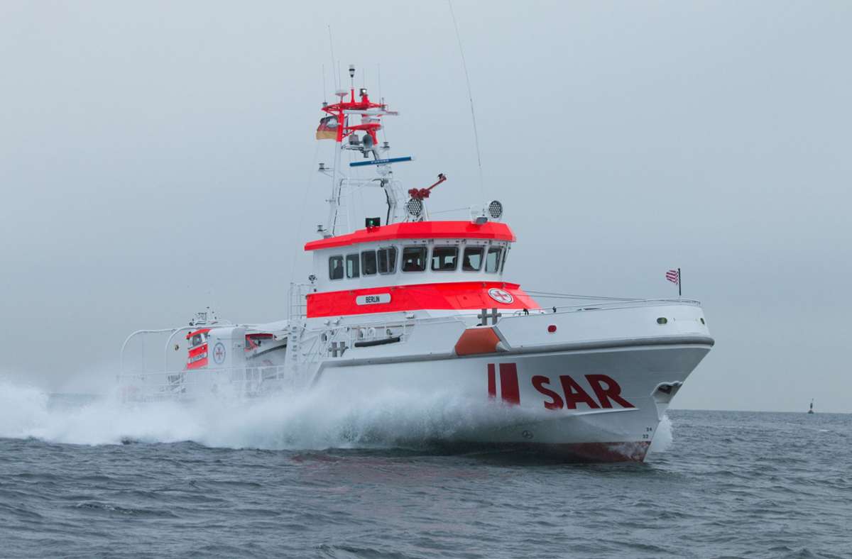 Ostsee: Seenotkreuzer rettet Angler nach Motorschaden aus Schlauchboot