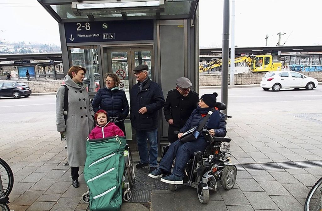 Kundgebung der Grünen auf dem Bahnhofsplatz wegen häufiger Ausfälle: „Kaputter Aufzug schließt Behinderte aus“
