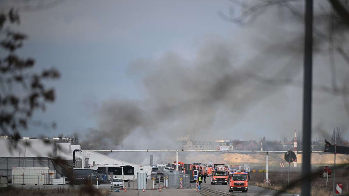 Brand  am Flughafen Tegel: Feuerwehr: Keine Verletzten bei Brand in Flüchtlingsunterkunft