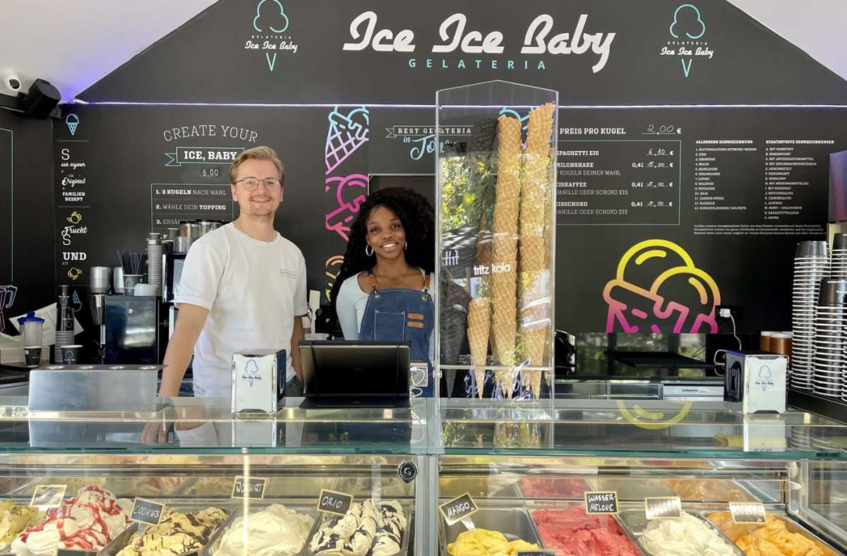 Die neue Gelateria Ice Ice Baby am Herdweg kommt gut an, das freut Betriebsleiter Benedikt Doll und Mitarbeiterin Farida Wolanyo.