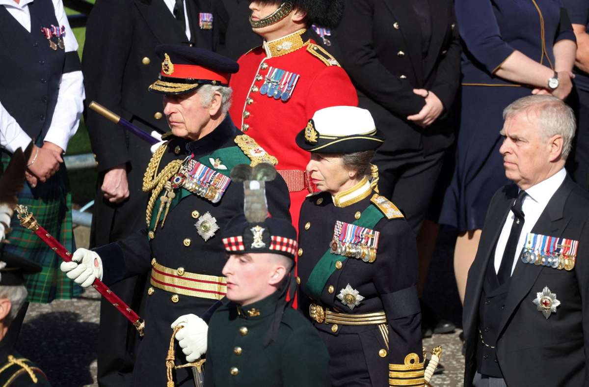 Von links: König Charles III, Prinzessin Anne und Prinz Andrew laufen hinter dem Sarg der Königin her.