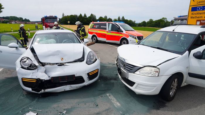 Drei Verletzte bei frontalem Zusammenstoß mit Porsche