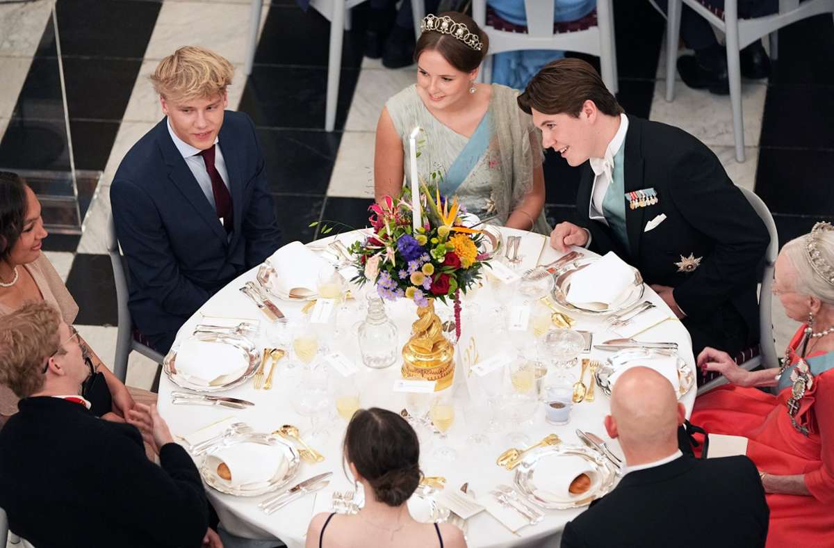 Prinz Christian (im Bild rechts oben) und Norwegens Prinzessin Ingrid Alexandra (oben) unterhalten sich mit Gästen, die alle ebenfalls kürzlich 18 geworden sind.