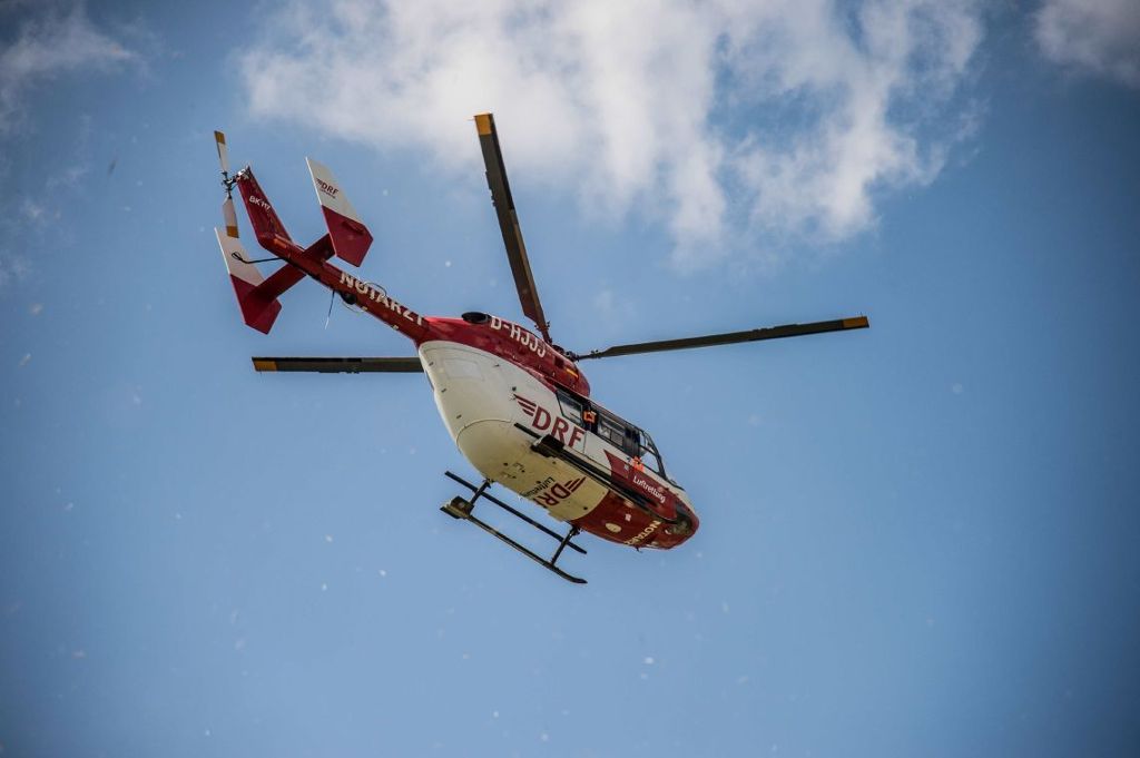 Ein Rettungshubschrauber musste die Frau in eine Klinik fliegen: 76-Jährige schließt sich aus und stürzt später von Leiter