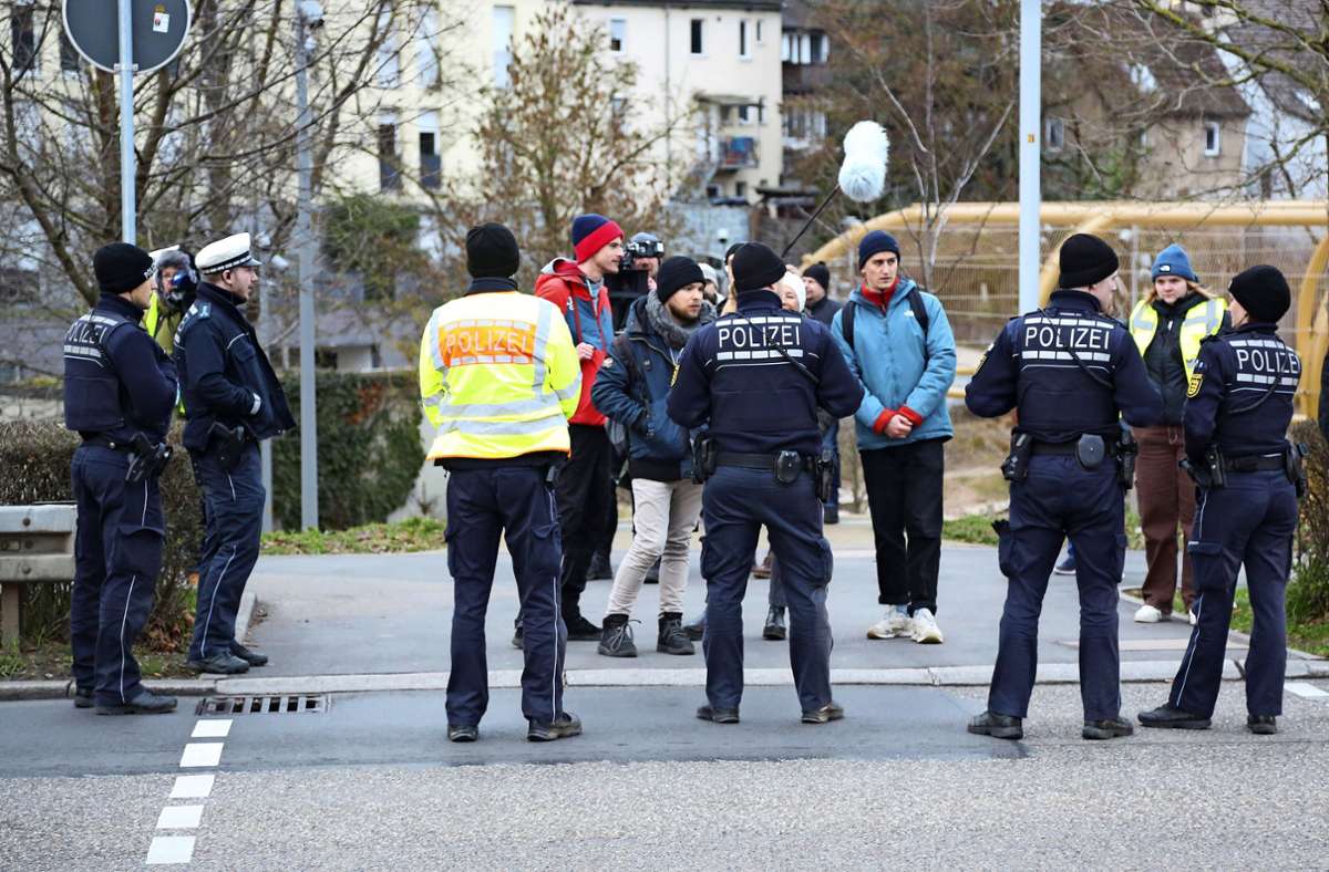Die Polizei stellt sich den Aktivisten in Ludwigsburg in den Weg.