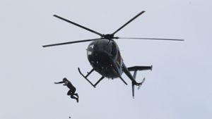 Brite springt ohne Fallschirm aus Hubschrauber