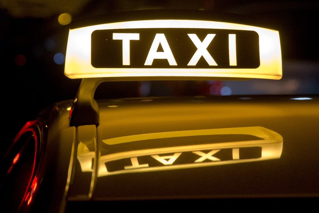 Flughafen: Betrunkener verwechselt Polizeifahrzeug mit einem Taxi