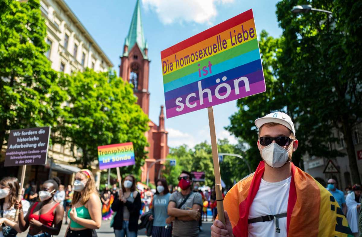 Wegen der Corona-Pandemie waren die meisten Teilnehmer beim CSD in Berlin mit Mund-Nasenschutz unterwegs.