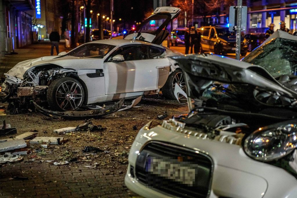 7.3.2019 Bei einem Unfall mit einem Jaguar in Stuttgart gab es in der vergangenen Nacht zwei Tote.