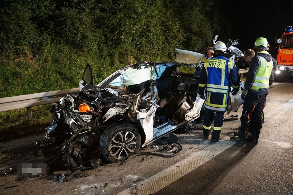 Pkw unter einen Sattelzug geschoben: Kirchheim: 39-Jähriger stirbt nach Auffahrunfall mit hoher Geschwindigkeit