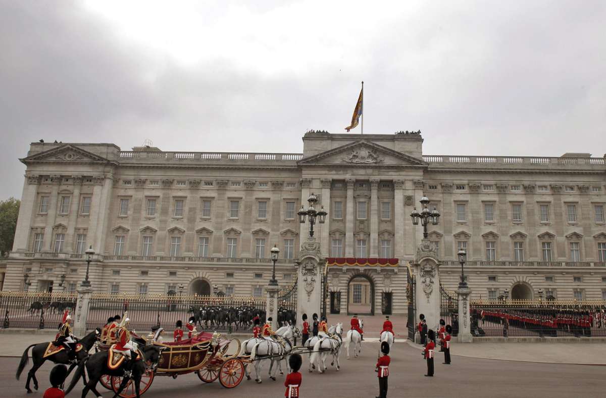 Bei Ebay verkauft: Mitarbeiter stiehlt im Buckingham-Palast – Haftstrafe