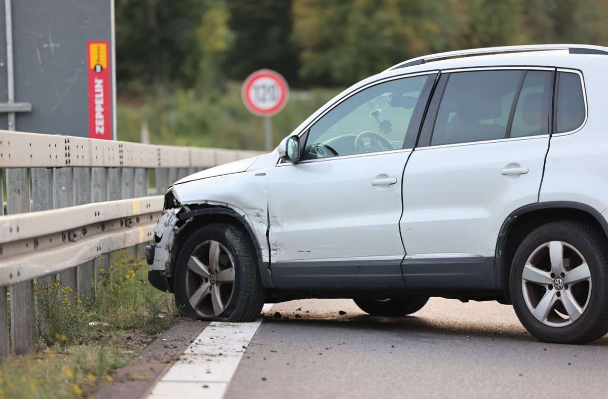 Unfall in Reichenbach: Ein 70-Jähriger VW-Fahrer kam von der Fahrbahn ab und prallte gegen die Leitplanken.