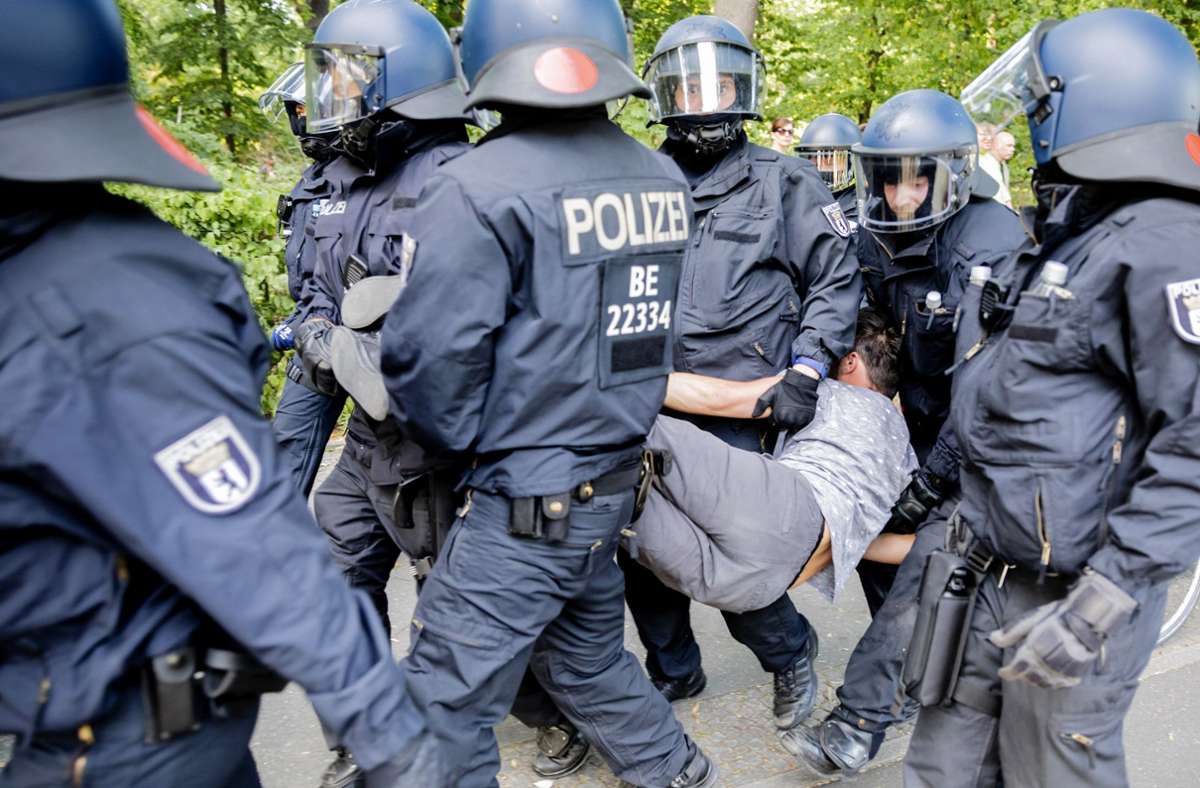 Demo gegen Corona-Auflagen in Berlin: Einsatzkräfte lösen Demo am frühen Abend auf
