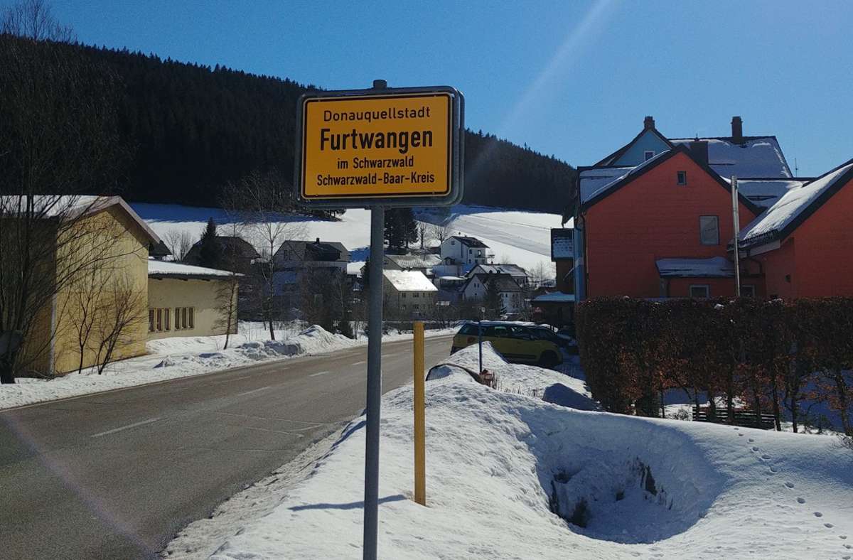Am verschneiten Ortseingang hat Furtwangens Bürgermeister Josef Herdner vor neun Monaten das neue Ortsschild aufstellen lassen.