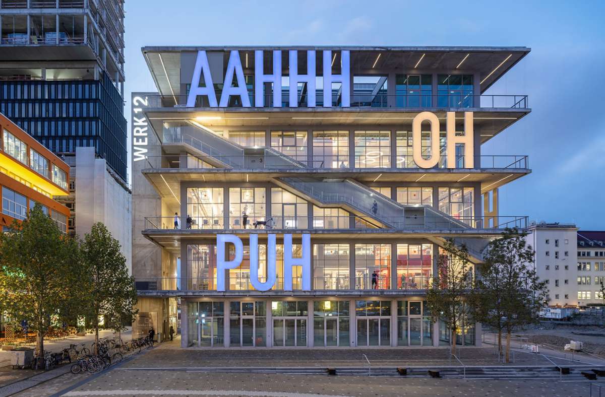 Das Werk 12 in München mit seinen riesigen Buchstaben an der Fassade: Das innovative Mixed-Use-Gebäude vereint viele unterschiedliche Nutzungen – von der Gin-Bar bis zum Schwimmbad. Es gehört zu den vier Finalisten des DAM-Preises 2021.