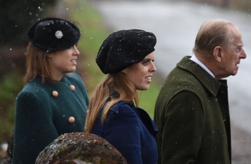 Prinz Philip mit seinen beiden Enkelinnen Eugenie (hinten) und Beatrice (Bild aus dem Jahr 2018) Foto: dpa/Joe Giddens