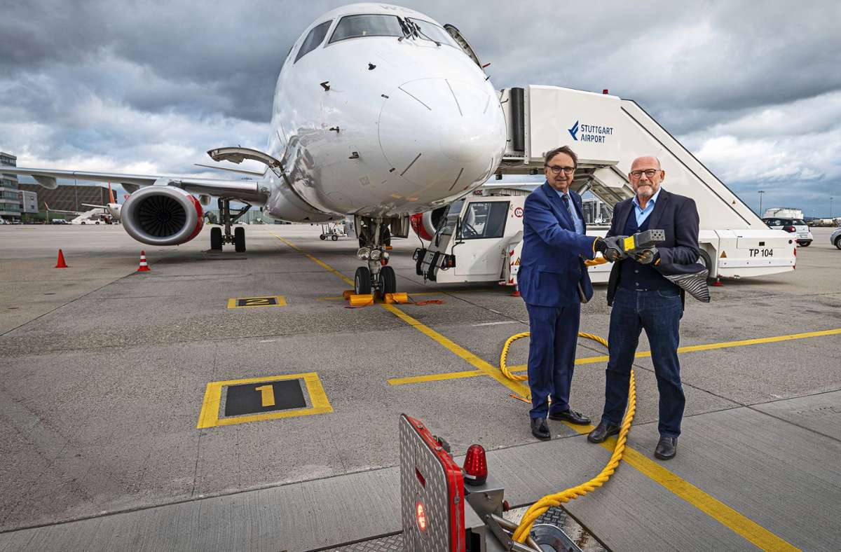 Flughafenchef Walter Schoefer (links) hat sich zusammen mit dem Aufsichtsratschef Winfried Hermann die Energiewende am Flughafen auf die Fahnen geschrieben. Foto: /Lichtgut/Leif Piechowski
