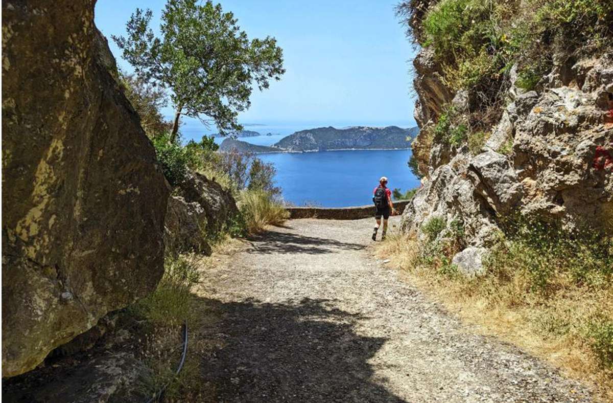 Auf der Insel Korfu kann man nicht nur schwimmen, sondern auch ganz ausgezeichnet wandern. Foto: Carola /aber