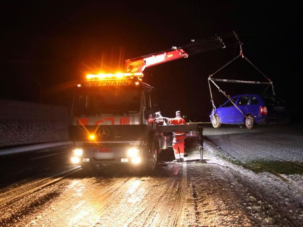 Keine Schwerverletzten: Glatteis in der Nacht: Viele Autobahn-Unfälle in Deutschland