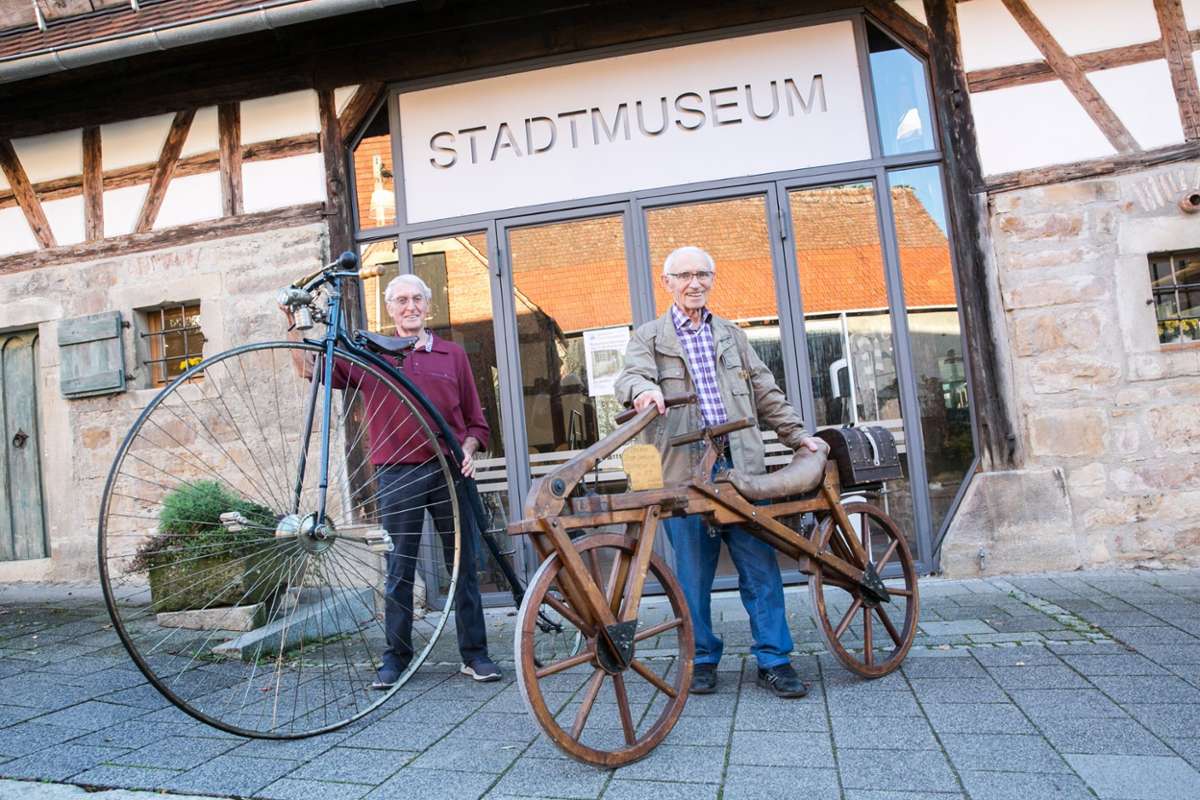 Ewald Dubb (rechts) mit einer von ihm nachgebauten Draisine und  Siegfried  Bauer mit einem Stahlhochrad.   Foto: Ines Rudel