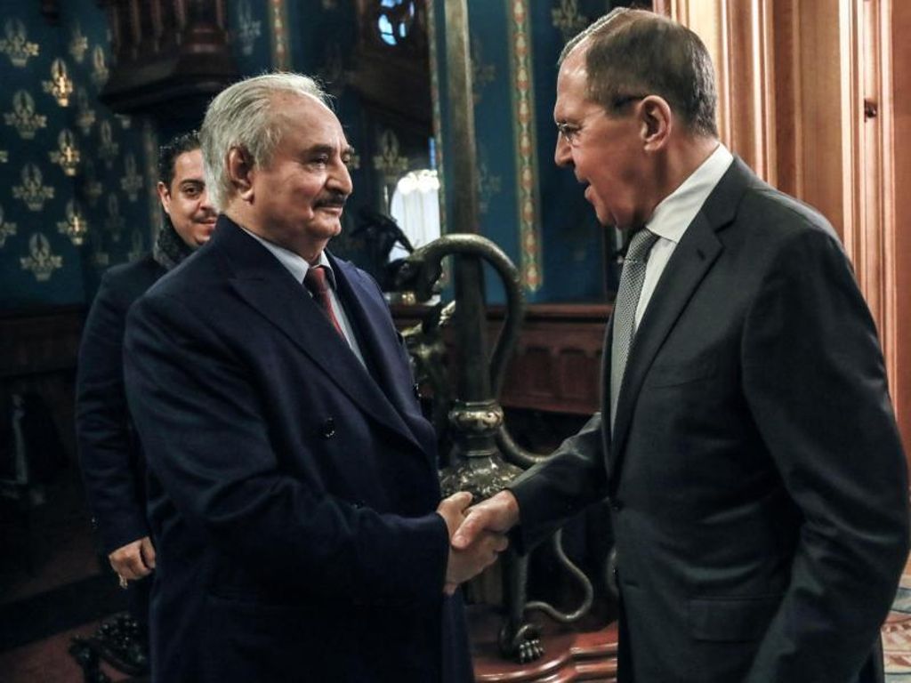 General Chalifa Haftar (l) und Russlands Außenminister Sergej Lawrow in Moskau. Foto: Russian Foreign Ministry /dpa