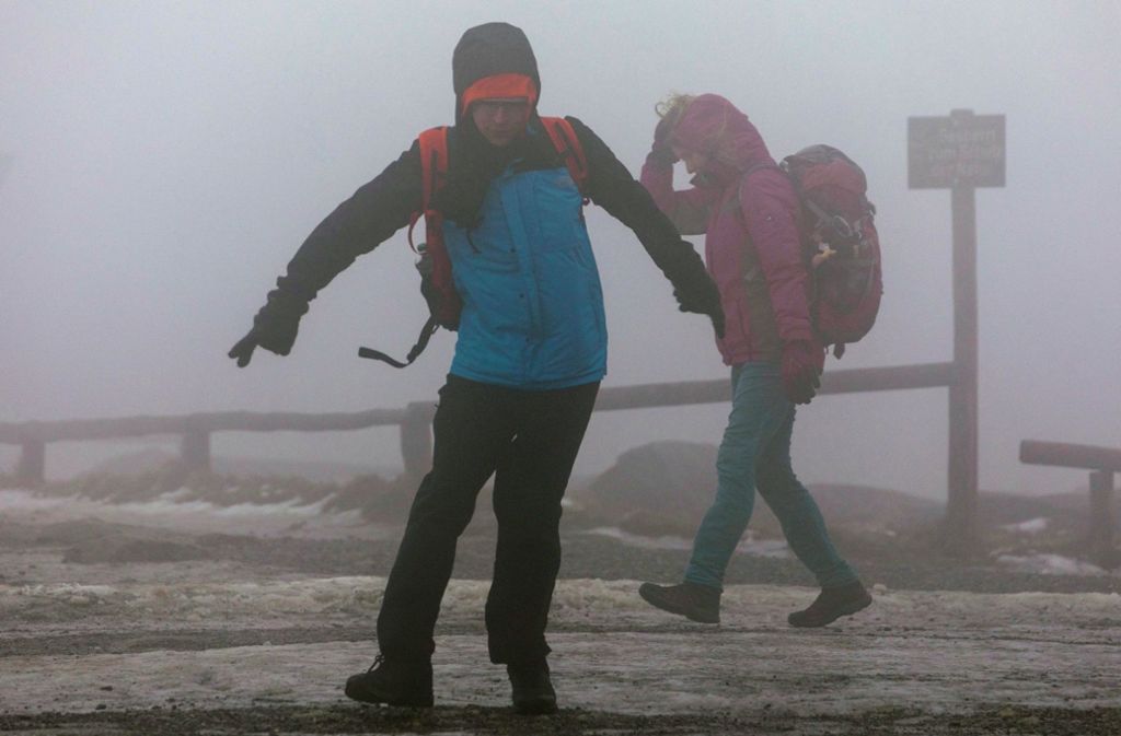 Touristen kämpfen gegen die Windböen auf dem Brocken. Der Deutsche Wetterdienst (DWD) hat für weite Teile Deutschlands die zweithöchste Unwetterwarnstufe wegen des Sturmtiefs «Sabine» herausgegeben.