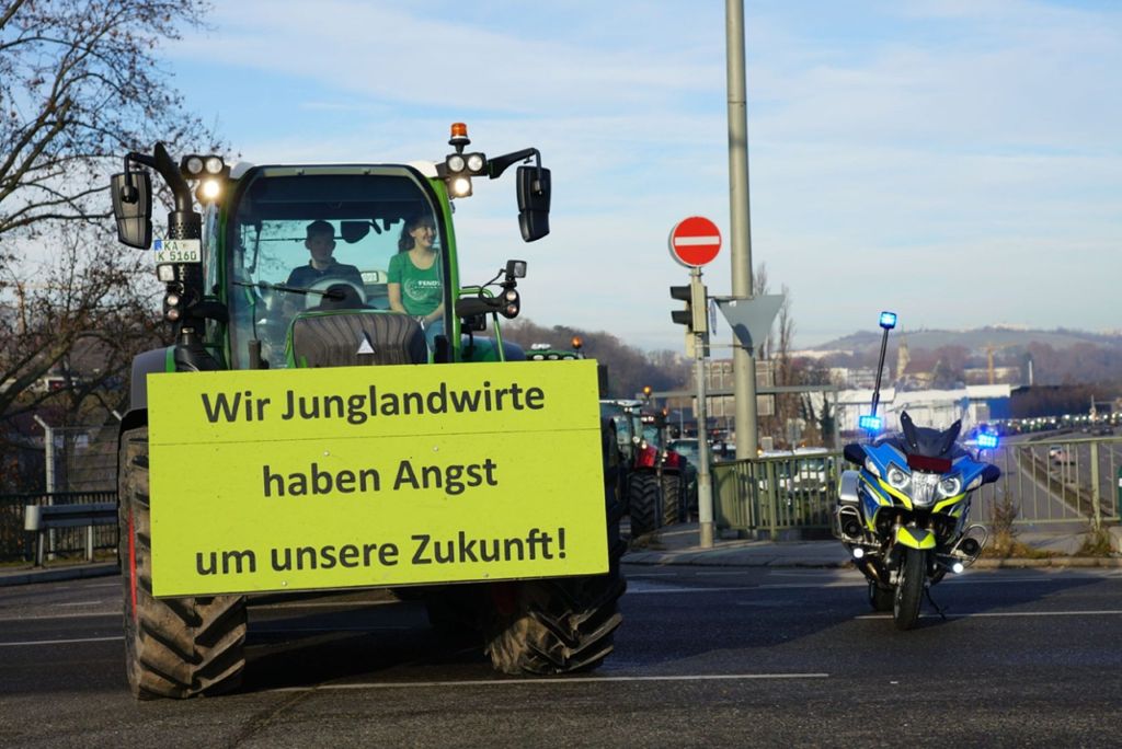Landwirte demonstrieren mit ihren Traktoren in Stuttgart gegen die vielen Umweltauflagen.
