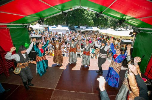 Das macht Laune: Tanzaufführung in prächtigen Kostümen auf einer der Bürgerfest-Bühnen Foto: Roberto Bulgrin