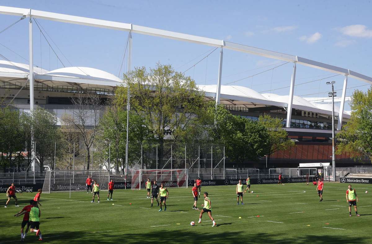 Wochenstart im Schlienzstadion: der VfB Stuttgart hat de Vorbereitung auf das Spiel in Berlin aufgenommen.