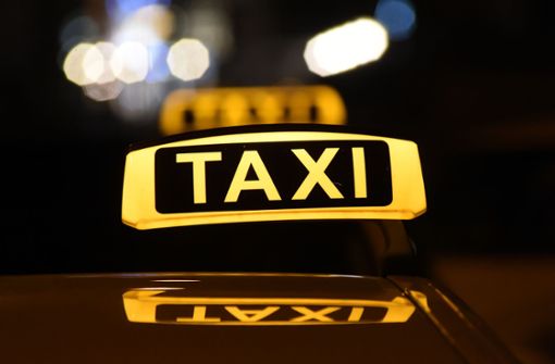 Ein Taxi-Fahrer hat völlig betrunken seine Kunden chauffiert. (Symbolbild) Foto: picture alliance / dpa/Felix Hörhager