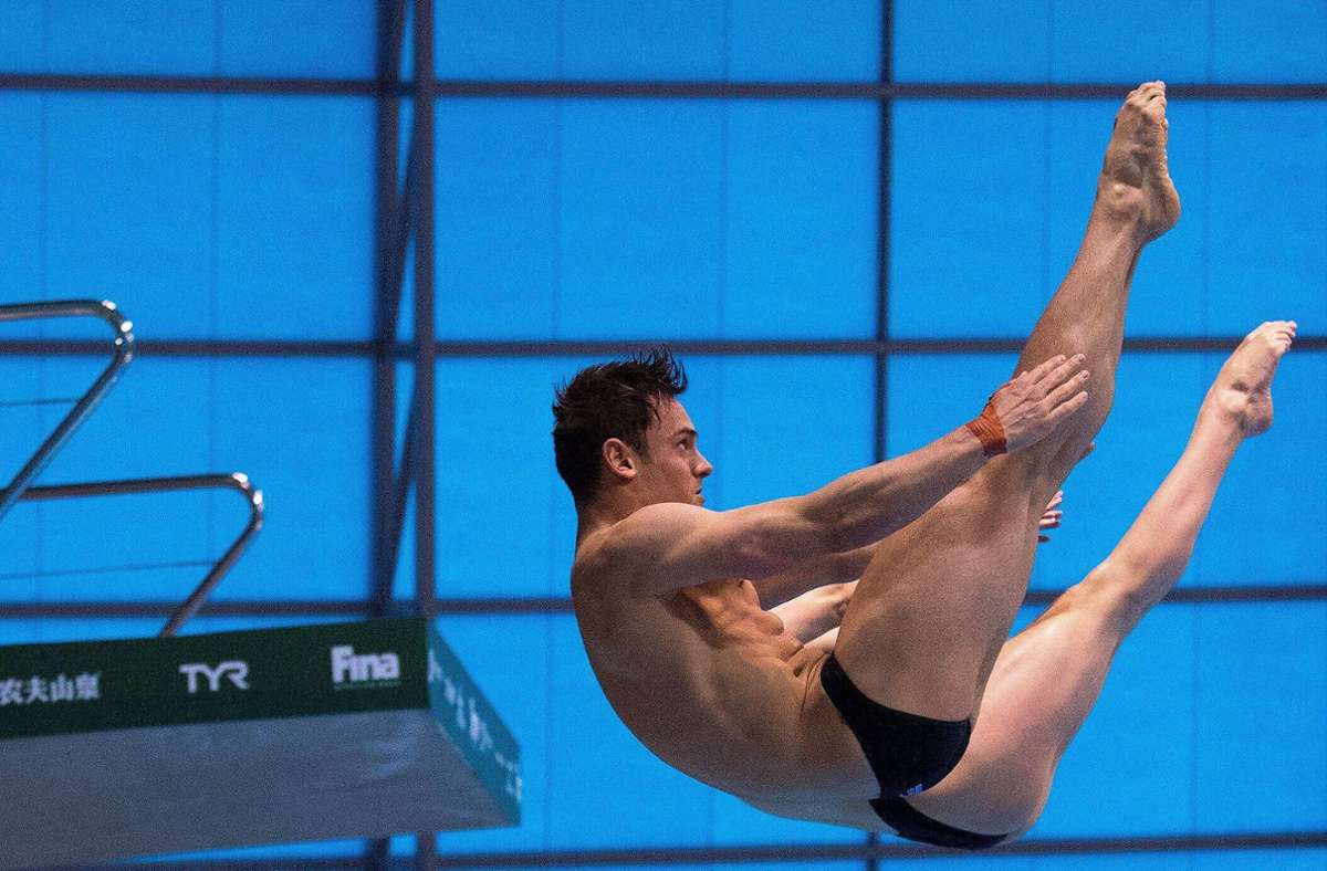 Nach Olympiasieg: Wasserspringer Tom Daley strickt auf der Tribüne