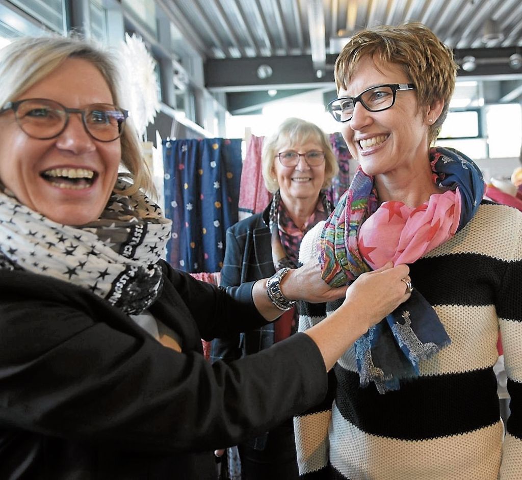 Annette Grauer-Pratz zeigt einer Kundin einen Schal - Tücher sind in diesem Jahr großes Thema in ihrem Modegeschäft.  Fotos: Scherer