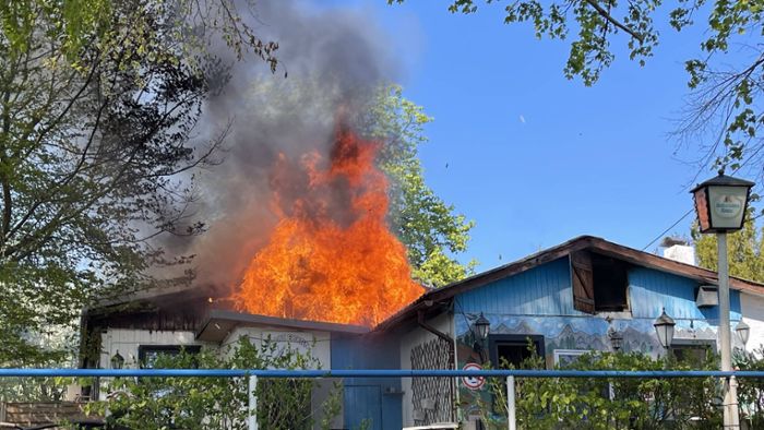 Meterhohe Flammen schlagen aus Vereinsheim