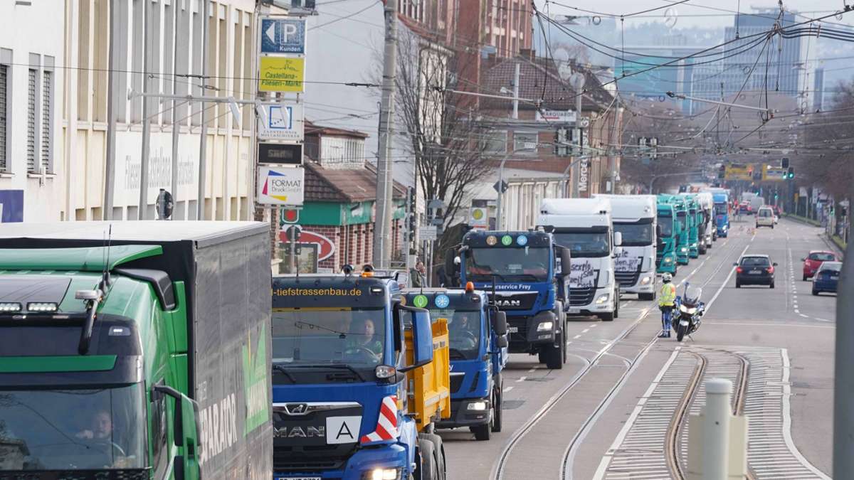 Autodemo in Stuttgart: Lkw-Fahrer demonstrieren gegen Mautgebühr und CO2-Steuer