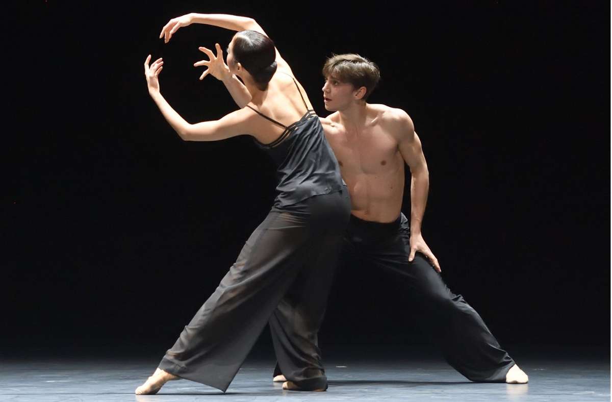 Mit Mackenzie Brown als Partnerin tanzt Matteo Miccini in Mauro Bigonzettis Uraufführung „Einssein“, die zum Saisonstart im Rahmen des Abends „Beethoven-Ballette“ gezeigt wird.