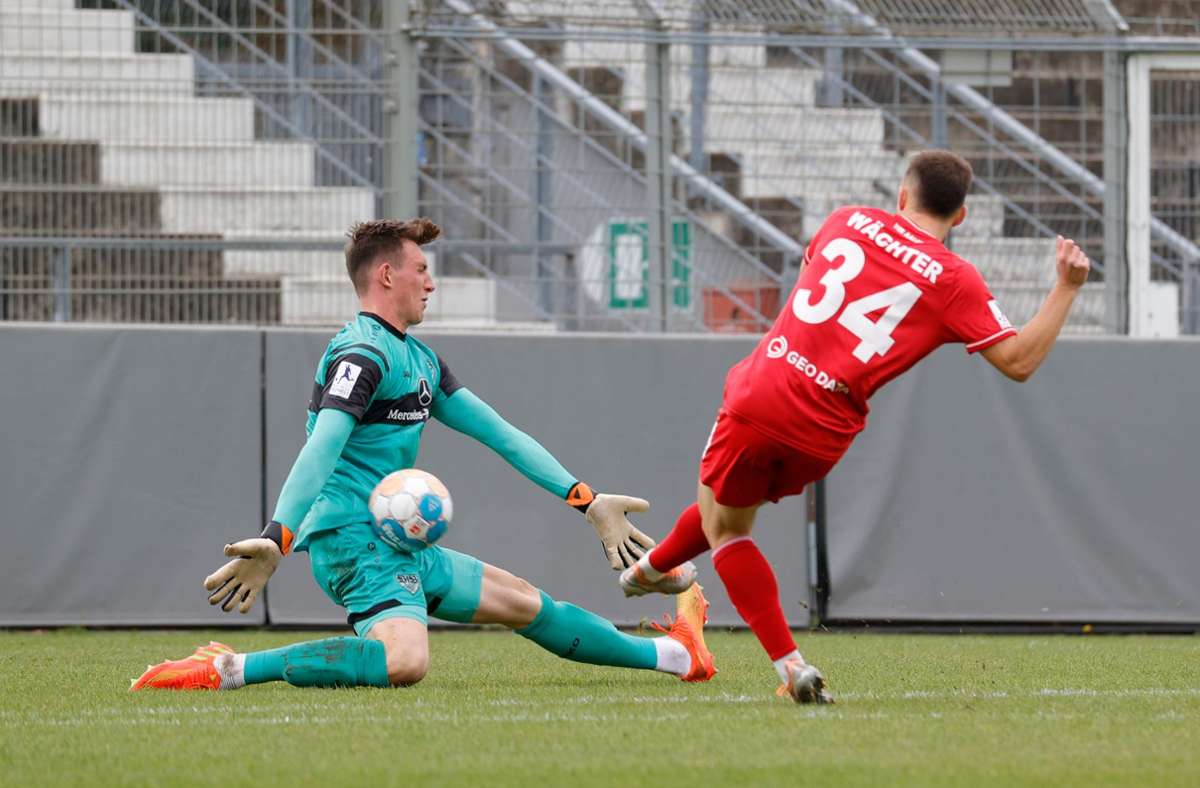 Stefan Wächter scheitert nach einem Fehler von Florian Schock am VfB-Torwart, den Abpraller verwandelt Sandro Abruscia zum 1:0 für den VfR Aalen.